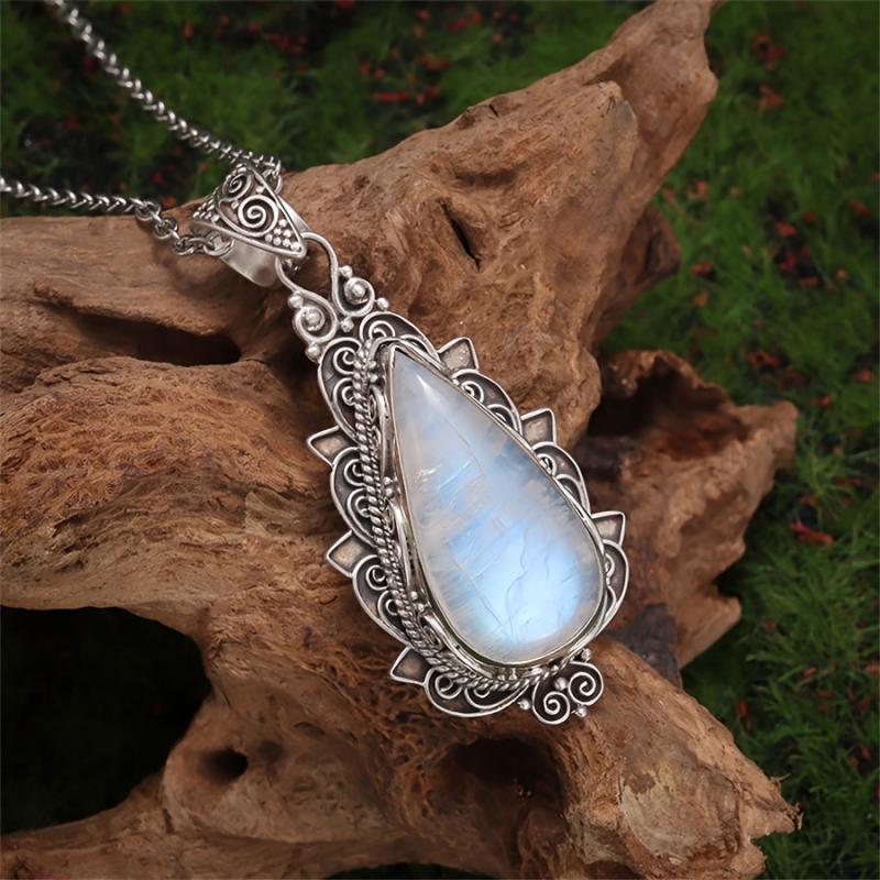Vintage moonstone pendant necklace